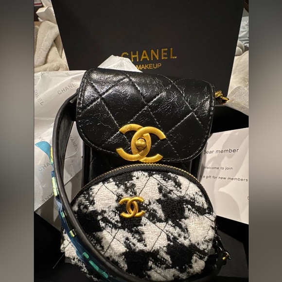 NIB CHANEL Makeup VIP/GWP Quilted
Phone Purse with Chain and Zip
Pouch - Picture 1 of 1